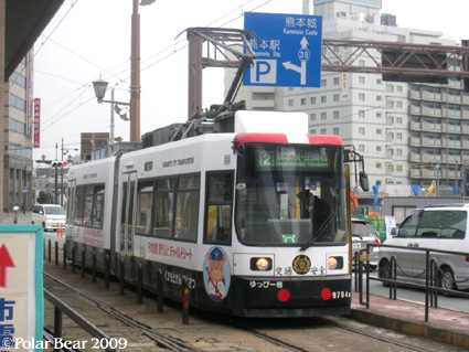 ラッピングの柄が楽しめる熊本市の路面電車です♪