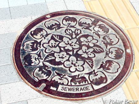 りんごの絵柄のマンホールの蓋です(≧▽≦)