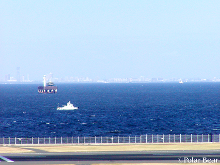 滑走路の先の海の波も観えておりました【羽田空港】