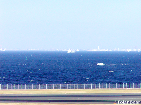 滑走路の先の海の波も観えておりました【羽田空港】
