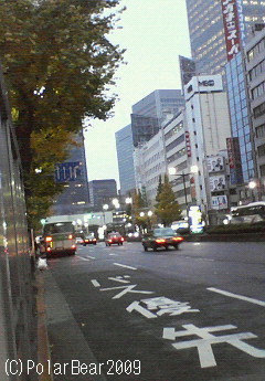 今朝の東京駅そばの風景です。
