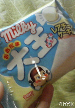 ミルキー 大玉 レアチーズケーキ味を食べています♪