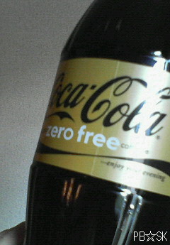 金色のラベルの【コカ・コーラ ゼロフリー】を飲んでいます☆=