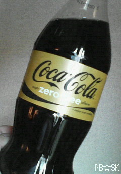 金色のラベルの【コカ・コーラ ゼロフリー】を飲んでいます☆=