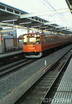 反対側のホームに居たらオレンジ色の電車【201系】に