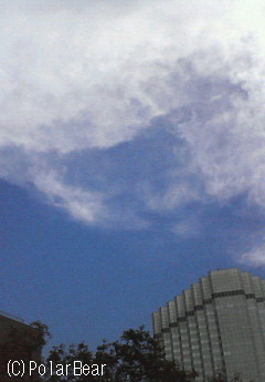 永田町、平河町上空は不思議な色の青空でした(^▽^*