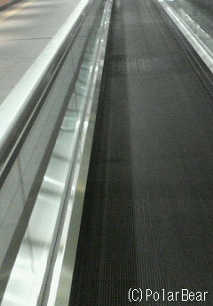 連絡地下通路の動く歩道は(^ー^* 【羽田空港】