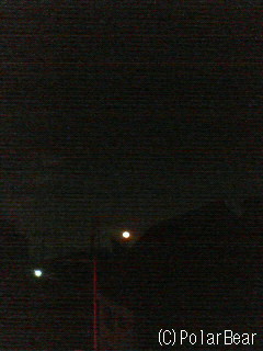 東の空に赤いお月さまが昇ってきていますー