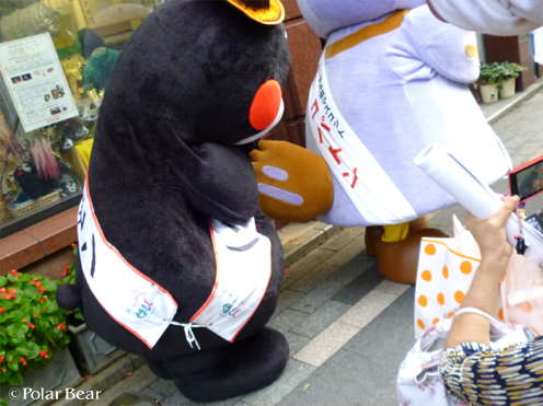 【コバトン】の尻尾が気になる【くまモン】は（＾▽＾）