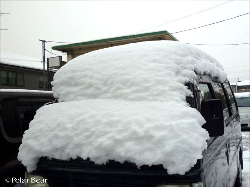 クルマの屋根に積もった雪は　その2