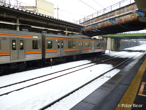 電車と雪の風景も写真に収めました。