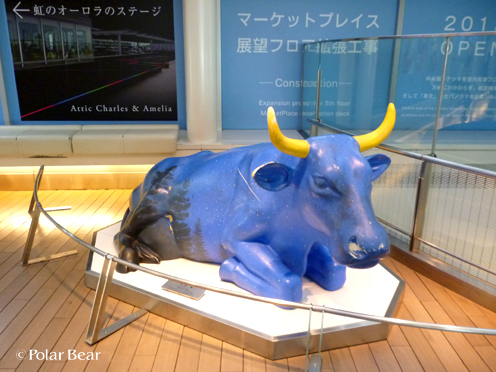 体に夜空が描かれております牛さんは