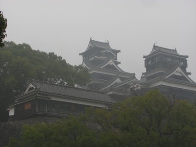 雨にけぶる熊本城天守閣