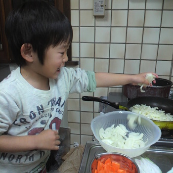 次男はじめてのカレーライス