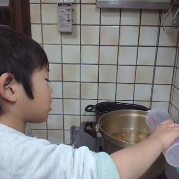 次男はじめてのカレーライス