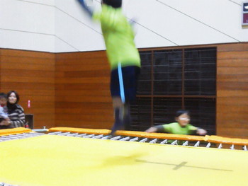 やっとトランポリンを見学できました。
