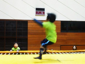 やっとトランポリンを見学できました。
