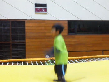 やっとトランポリンを見学できました。