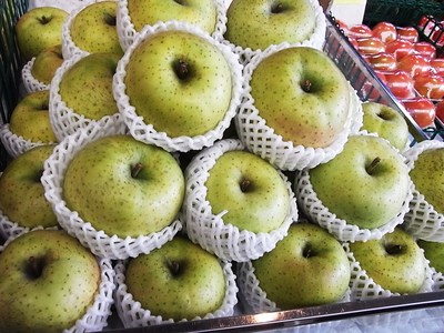 朝はインタビュー、昼はリンゴピラミッド