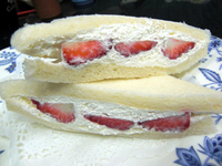 生クリームとイチゴのサンド