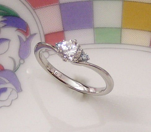 ブルーダイヤの婚約指輪