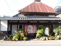 緑豊かな町並みに、江戸時代の古民家を改装したカフェ