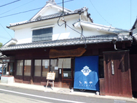 白壁の古民家カフェは最高な気分で癒されます。