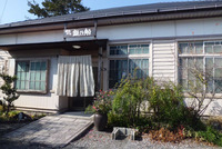 昭和レトロ感溢れる建物で落ち着いて食事を楽しむ