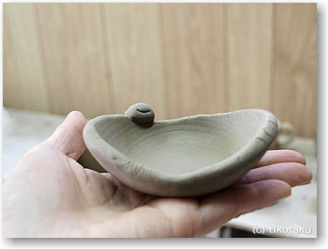 楕円の小皿(ヘビくん付)