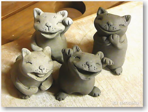 笑顔の猫の置物