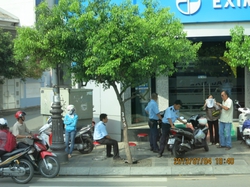 水色の服は警備員。駐車バイクを見ていてくれます
